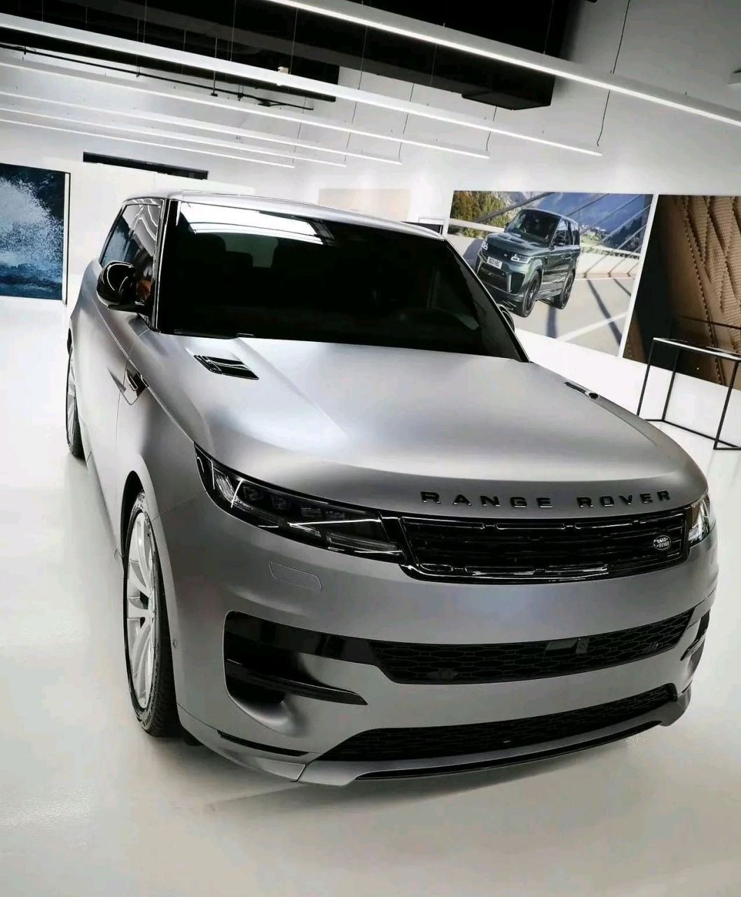 新一代路虎揽胜运动版,银灰色,磨砂,运动与科技完美结合的典范.