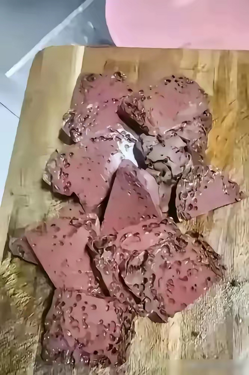 今天帮邻居家杀猪,老公去帮忙时,邻居送了一盆猪血.