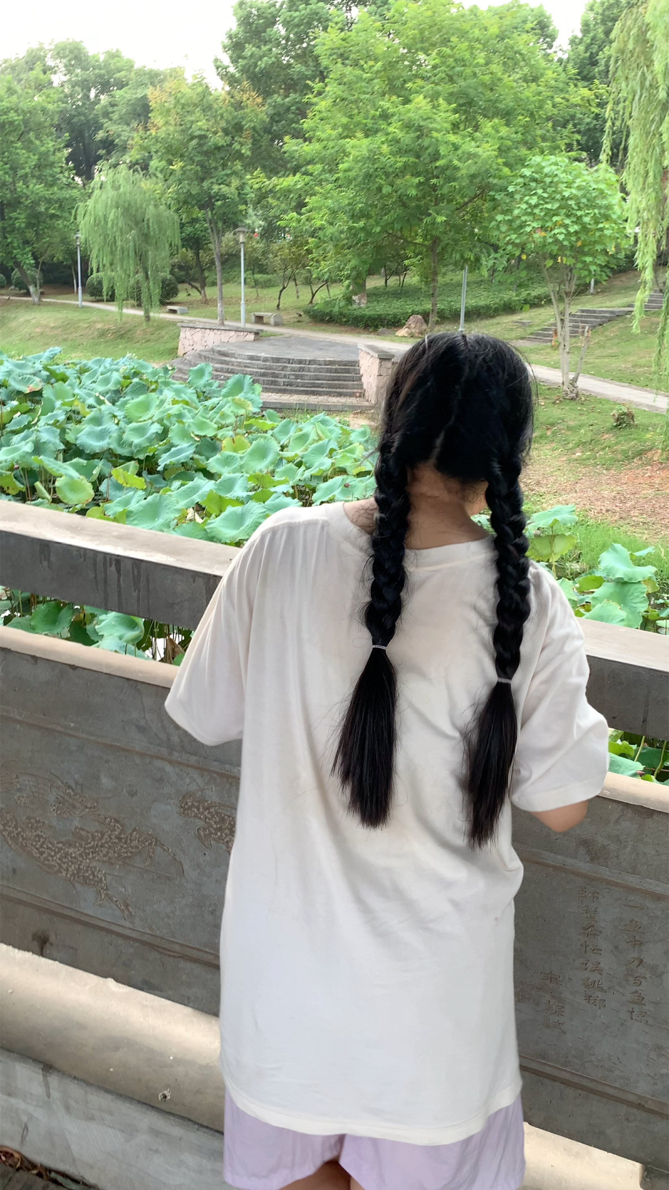 荷塘边有一个仙气飘飘的大辫子美女