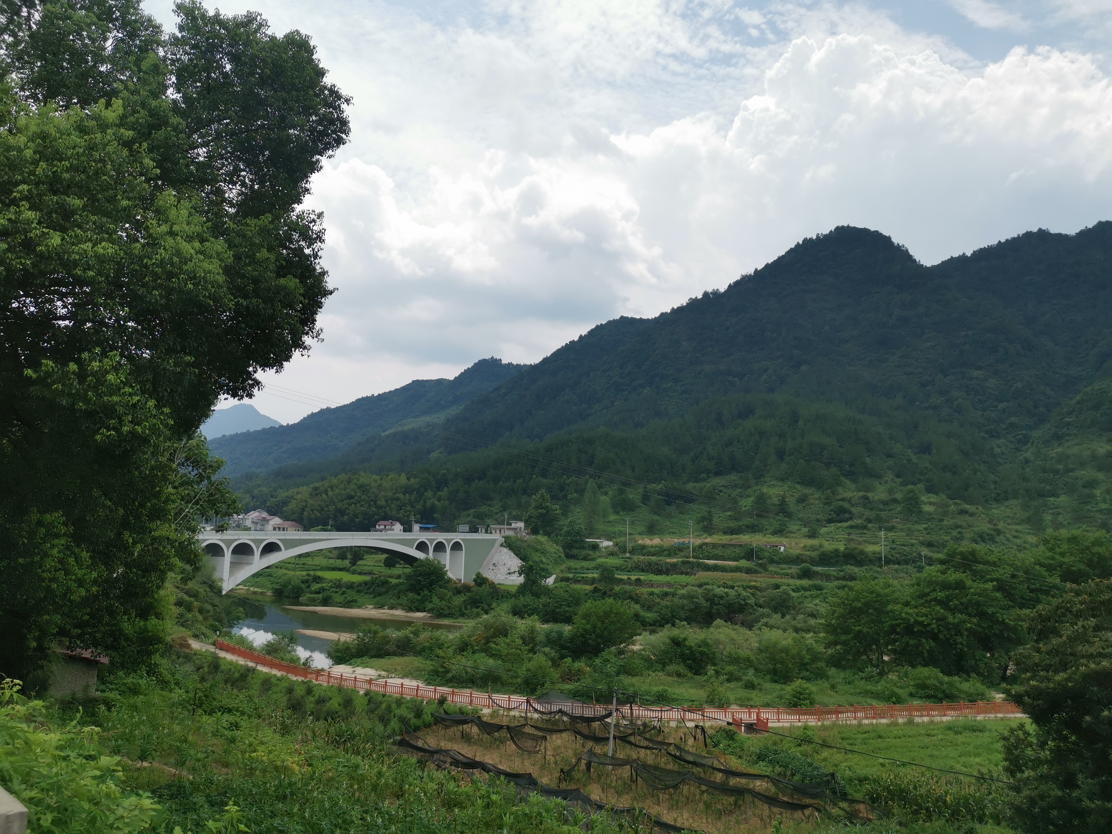 骑着摩托车从黄冈英山来到了安庆岳西,318国道变成了彩虹线,太漂亮了!