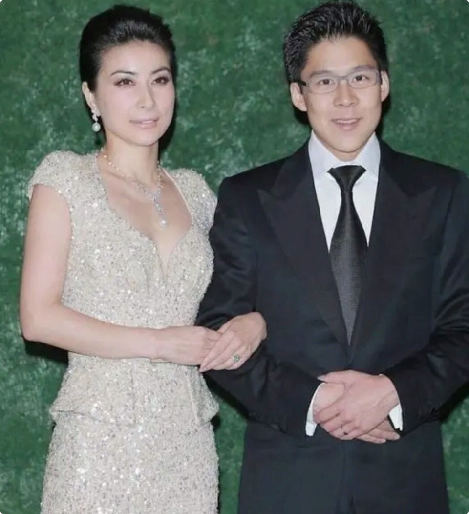 郭晶晶和霍启刚两人结婚时候的照片,看起来好养眼.#动态夏日征集令