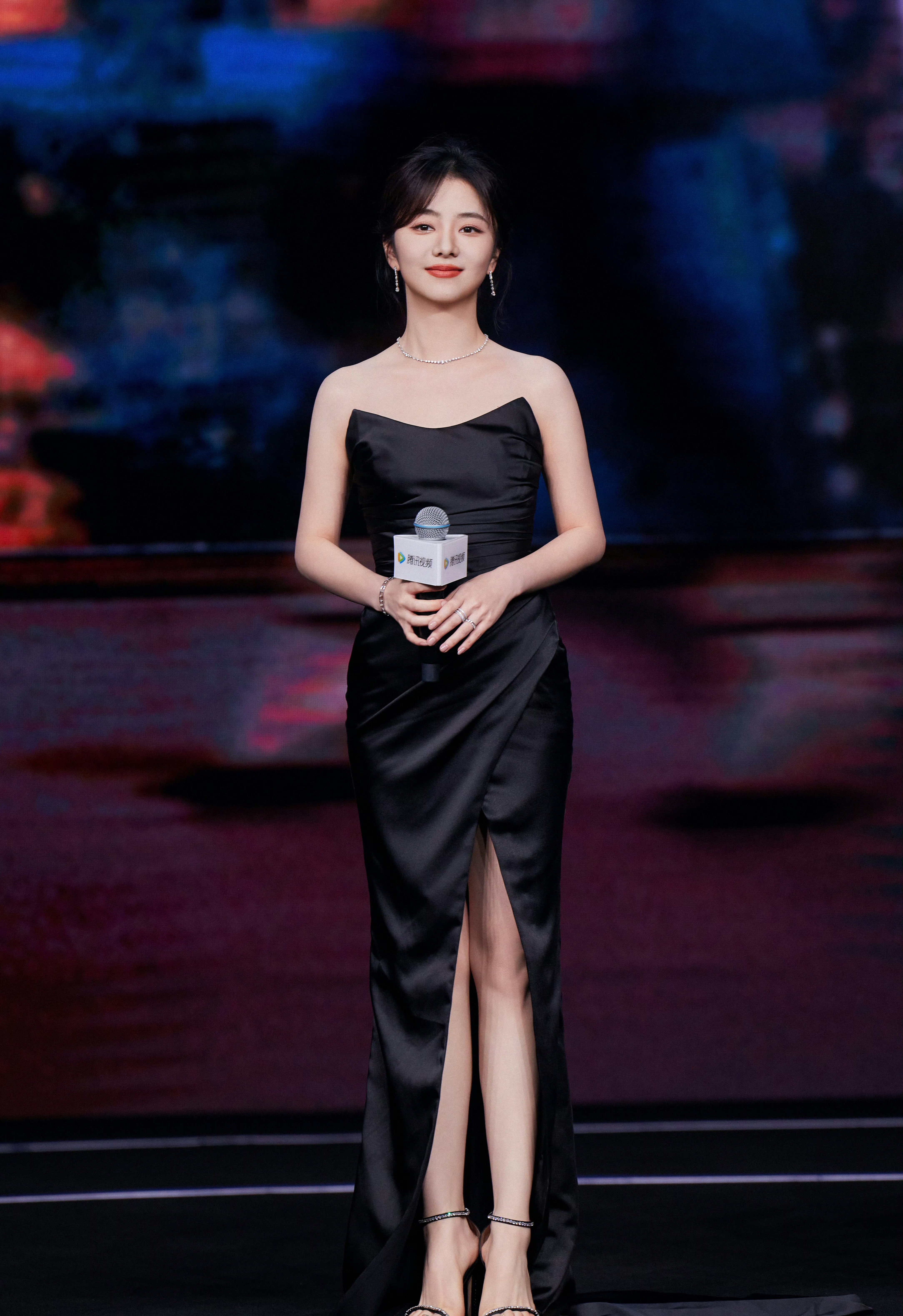 谭松韵,黑色高开叉抹胸礼裙,笑起来真好看!