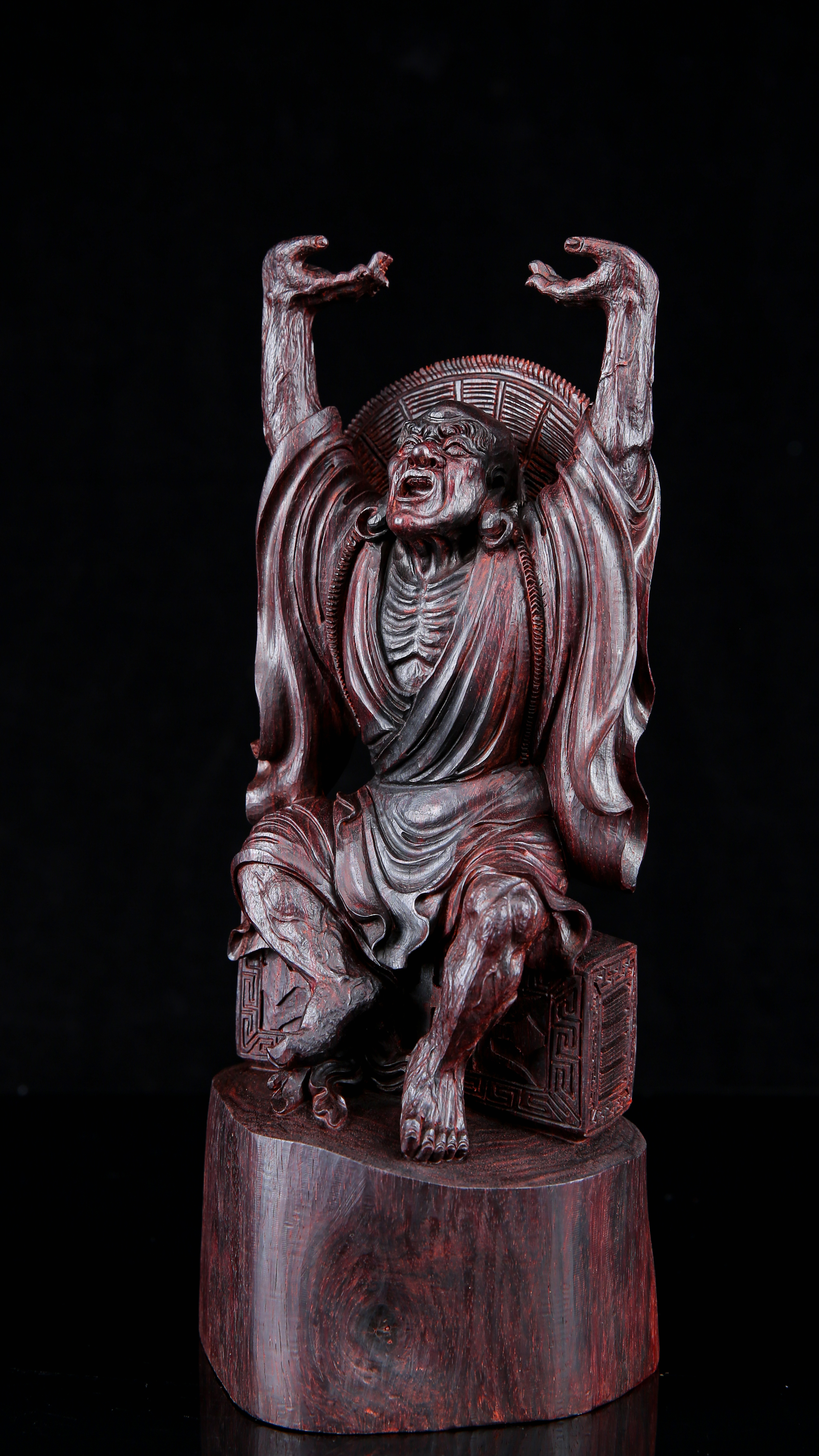 探手罗汉 紫檀探手罗汉,踞坐于砖,姿态悠然