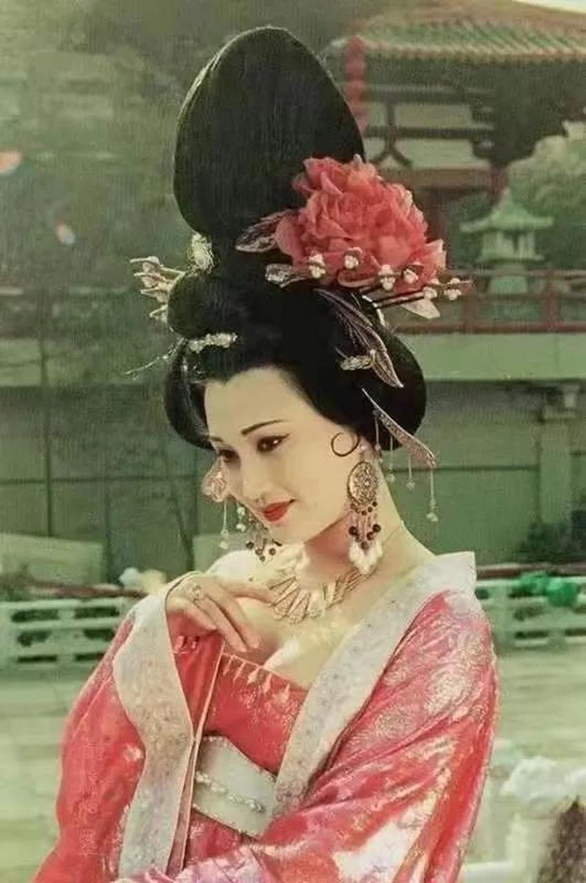 大家说说,就杨玉环的身材和颜值,放到今天能算得上"沉鱼落雁,羞花