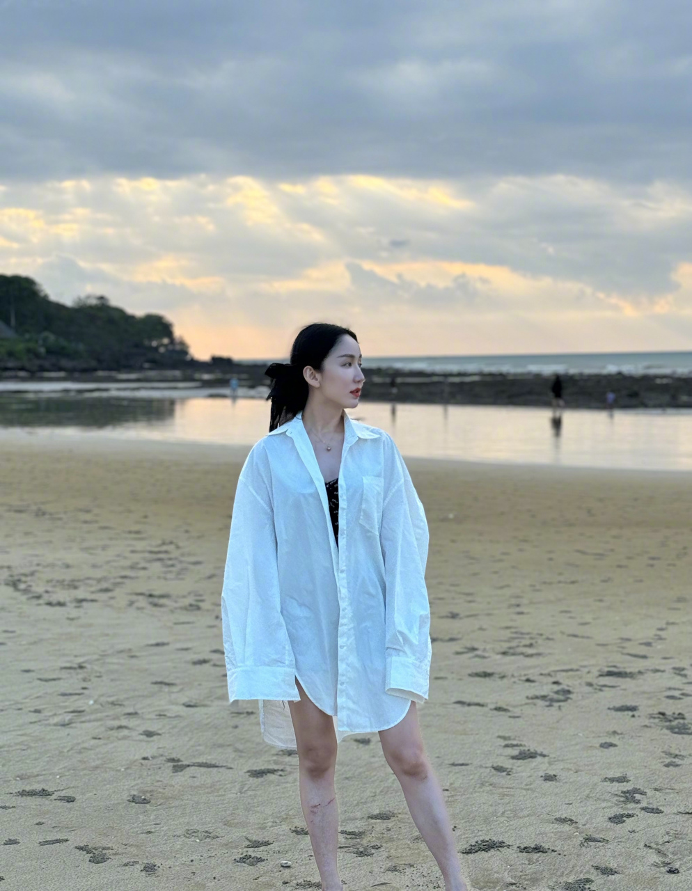 娄艺潇,黑色吊带搭配短裤,穿件白色大衬衫,海边小性感!