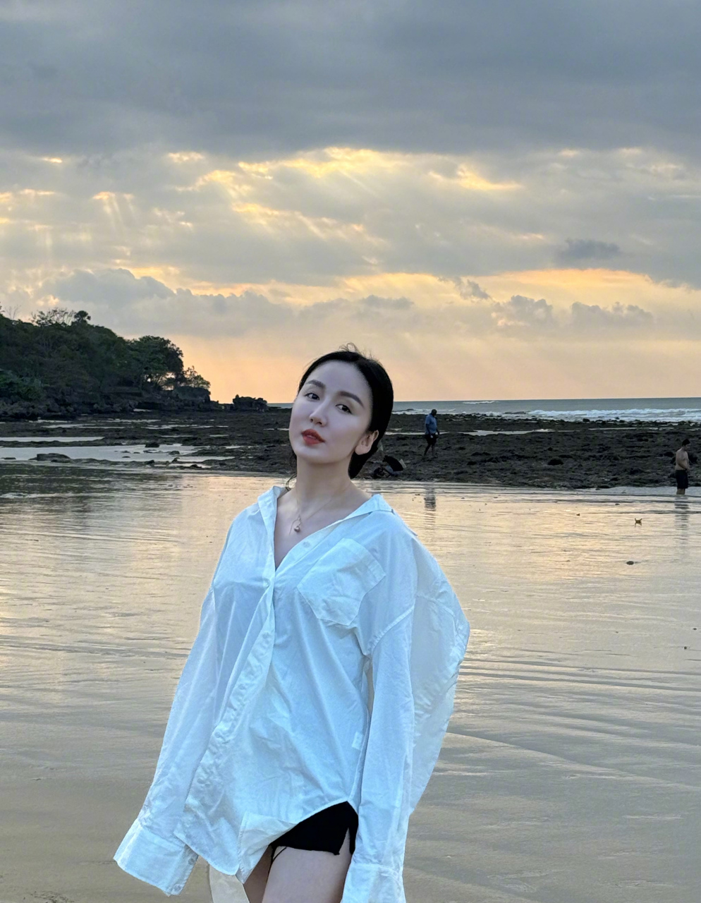 娄艺潇,黑色吊带搭配短裤,穿件白色大衬衫,海边小性感!