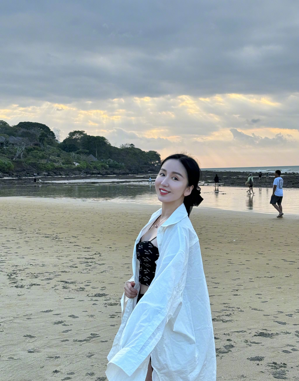 娄艺潇,黑色吊带搭配短裤,穿件白色大衬衫,海边小性感!