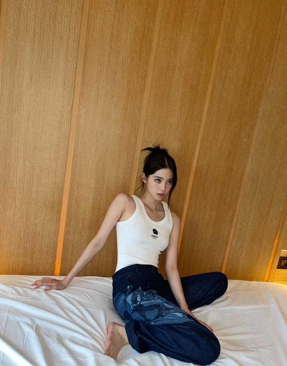 欧阳娜娜,白色小背心搭配牛仔裤,光个jio丫,美酷啦!