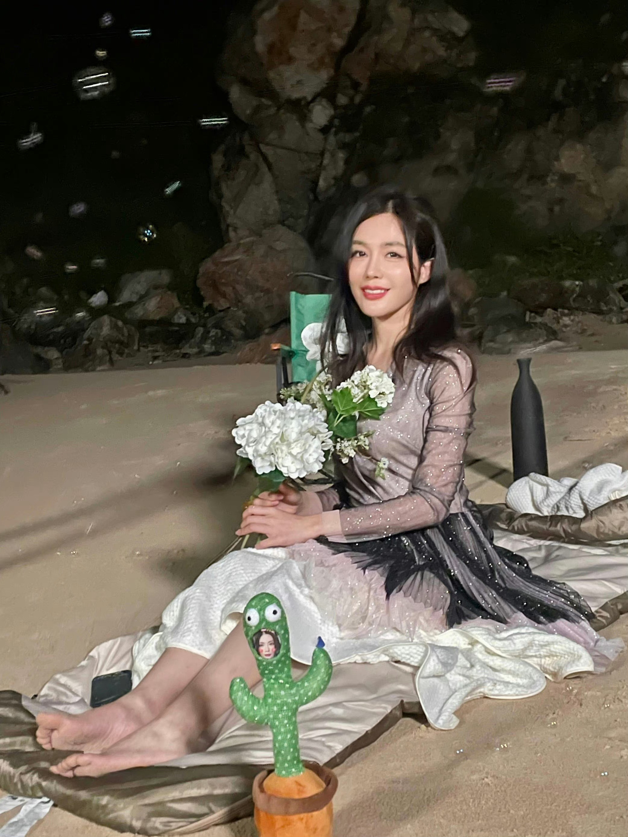 如春日里的花朵般娇艳动人;时而妩媚妖娆,似黑夜中的精灵般神秘迷人