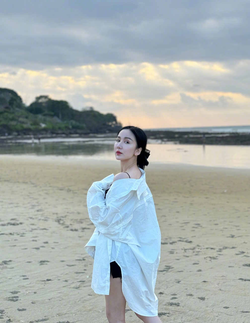 娄艺潇,黑色吊带搭配短裤,穿件白色大衬衫,海边小性感!