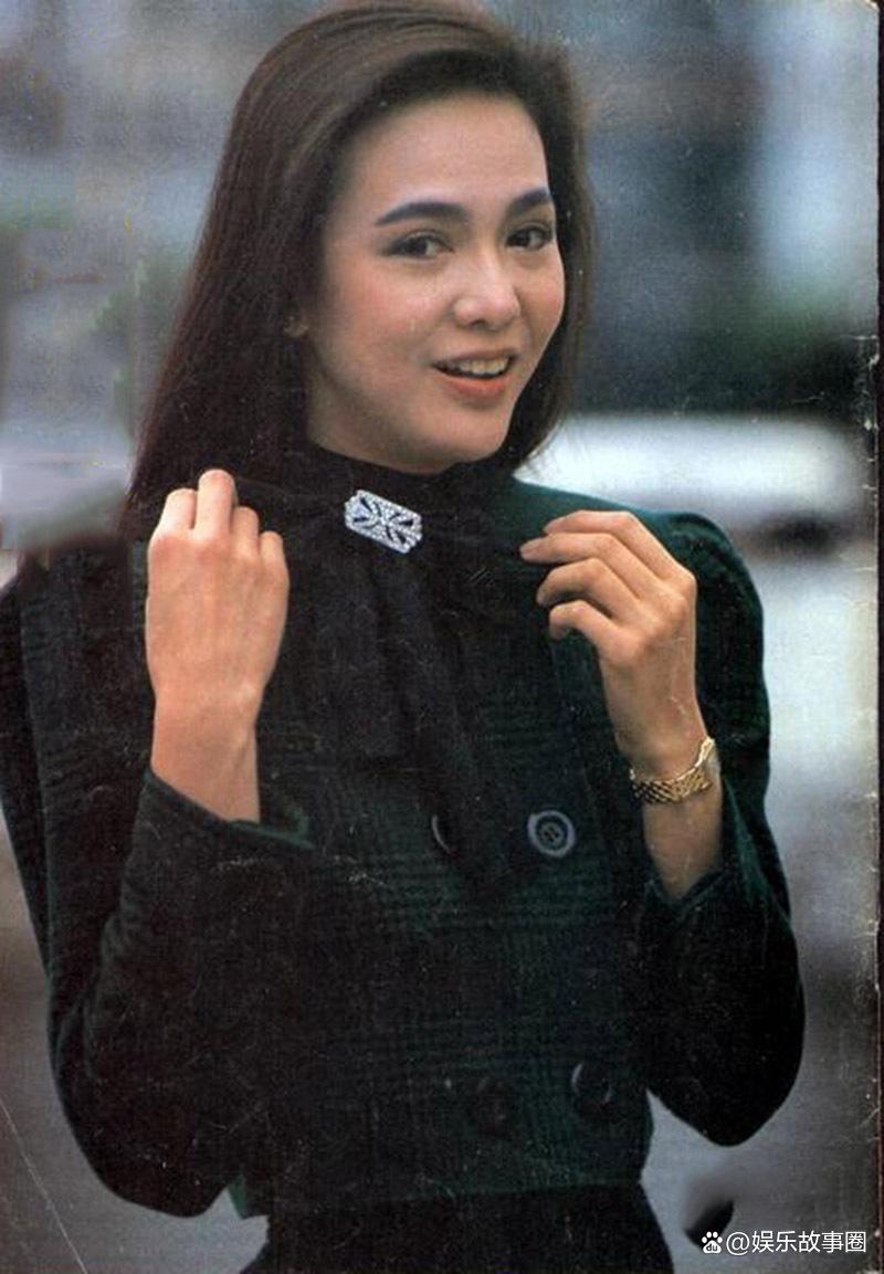 说到郑裕玲,那可是香港有名的大姐大. 当年,香港演艺圈