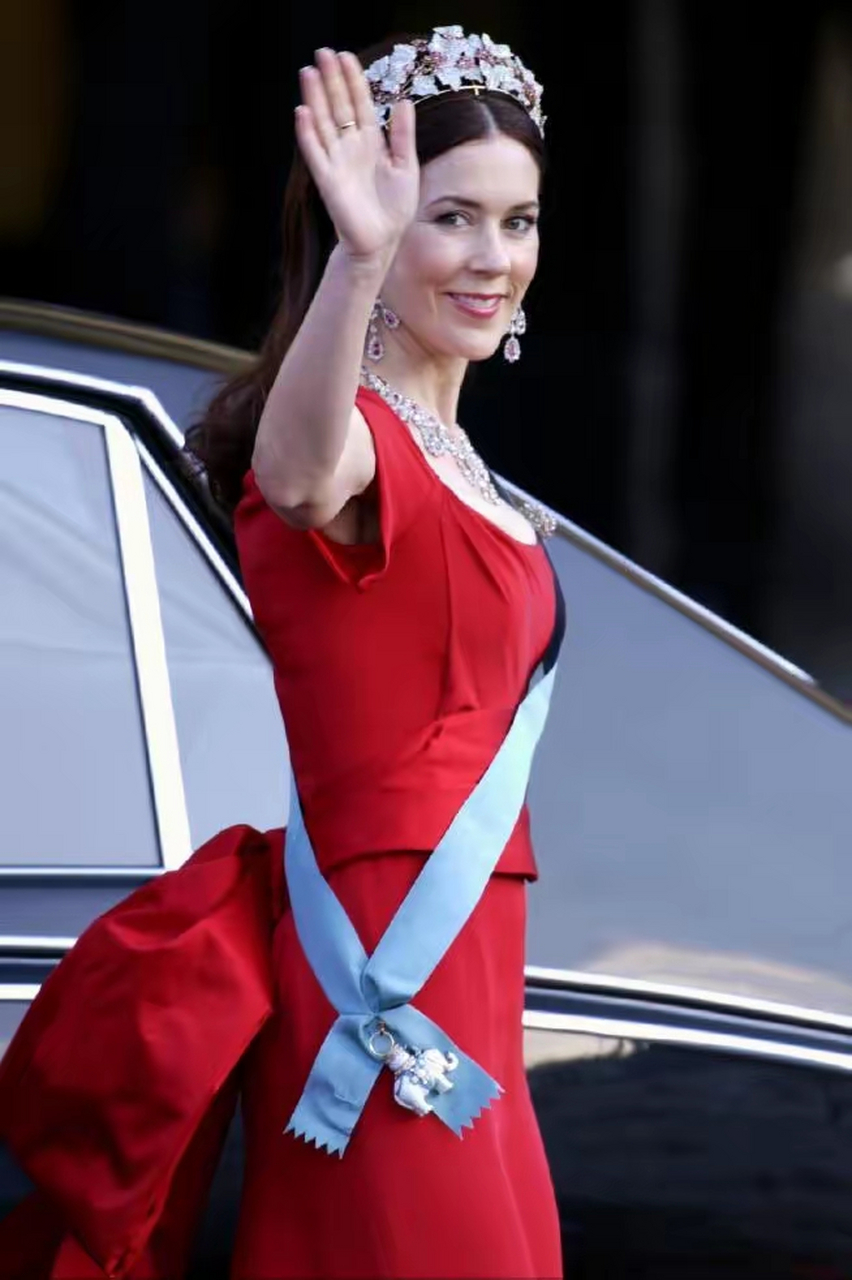 丹麦玛丽王后年轻时的确美若天仙,然而随着年龄的增长,竟与西班牙莱后