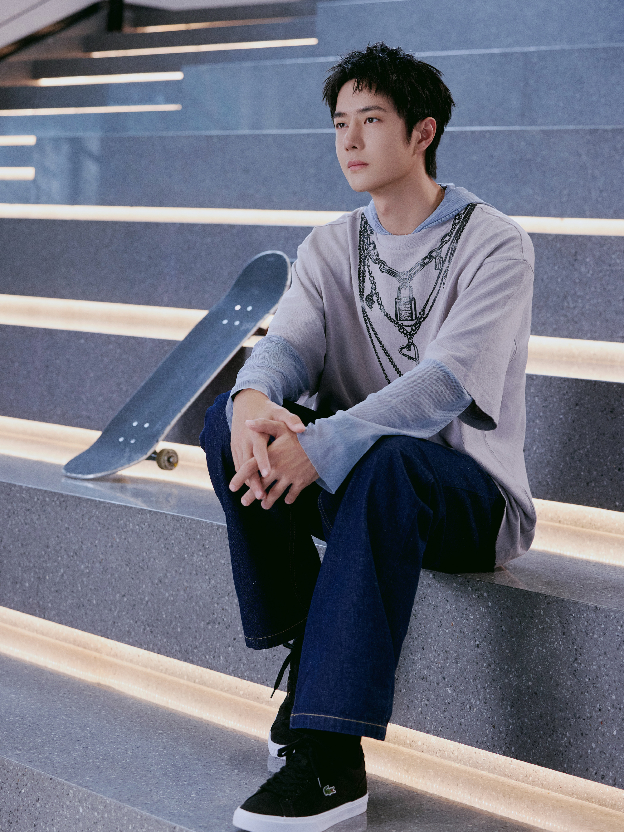 王一博终于玩滑板了# 好帅气的滑板少年博,阳光明媚,好嫩的脸,我敲爱