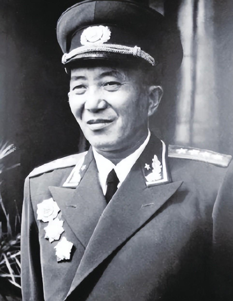 刘亚楼看戏时,猖狂科长把脚搭在他脑袋边上,还问他是哪个单位的