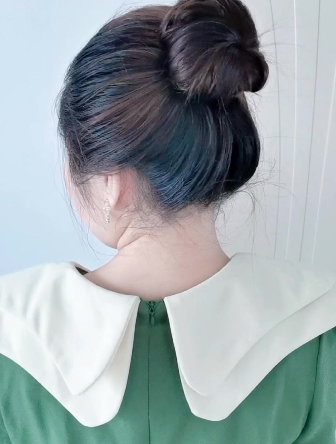 扁圆丸子头漂亮扎发教程:皮筋绕圈盘发,简单好看适合中长发女生