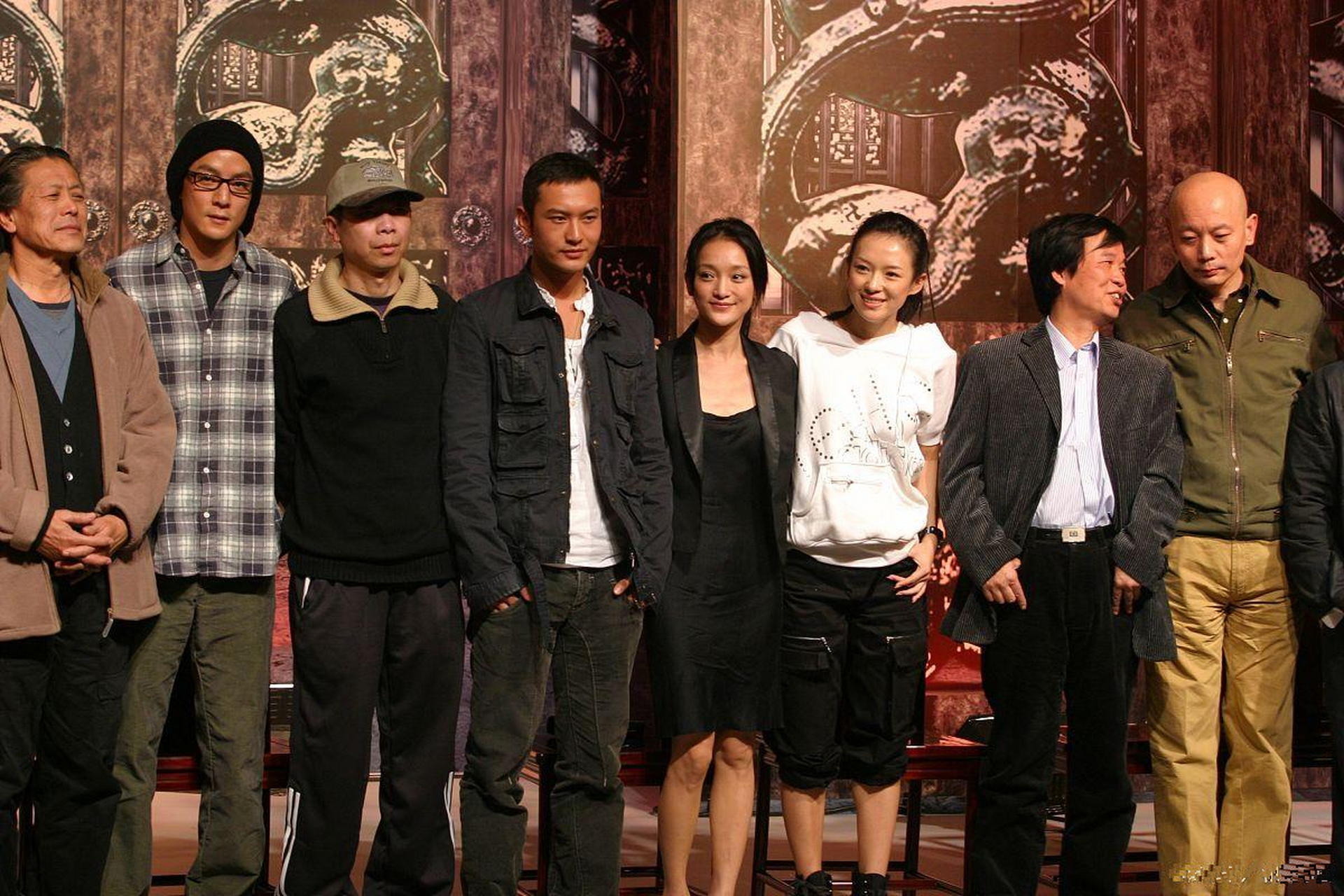 为什么周迅和章子怡,看起来还很年轻,黄晓明却感觉比现在还成熟呢!