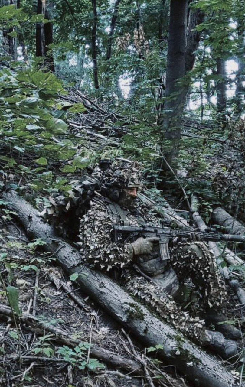 深入俄罗斯库尔斯克丛林地区,执行特种作战任务的乌克兰特种部队士兵