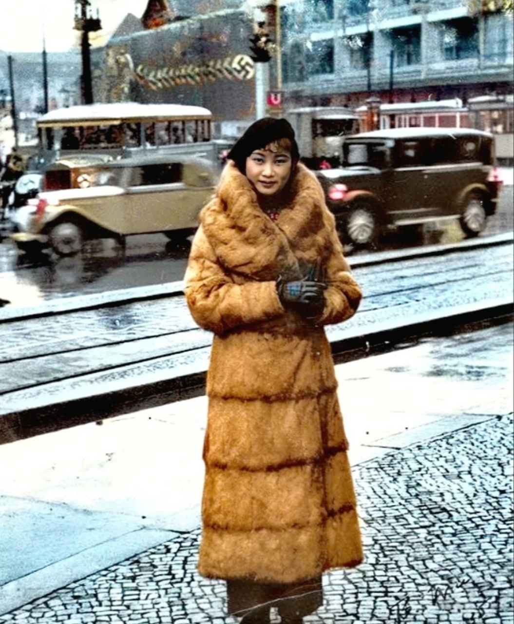 1935年柏林,电影皇后蝴蝶在街头的靓丽倩影