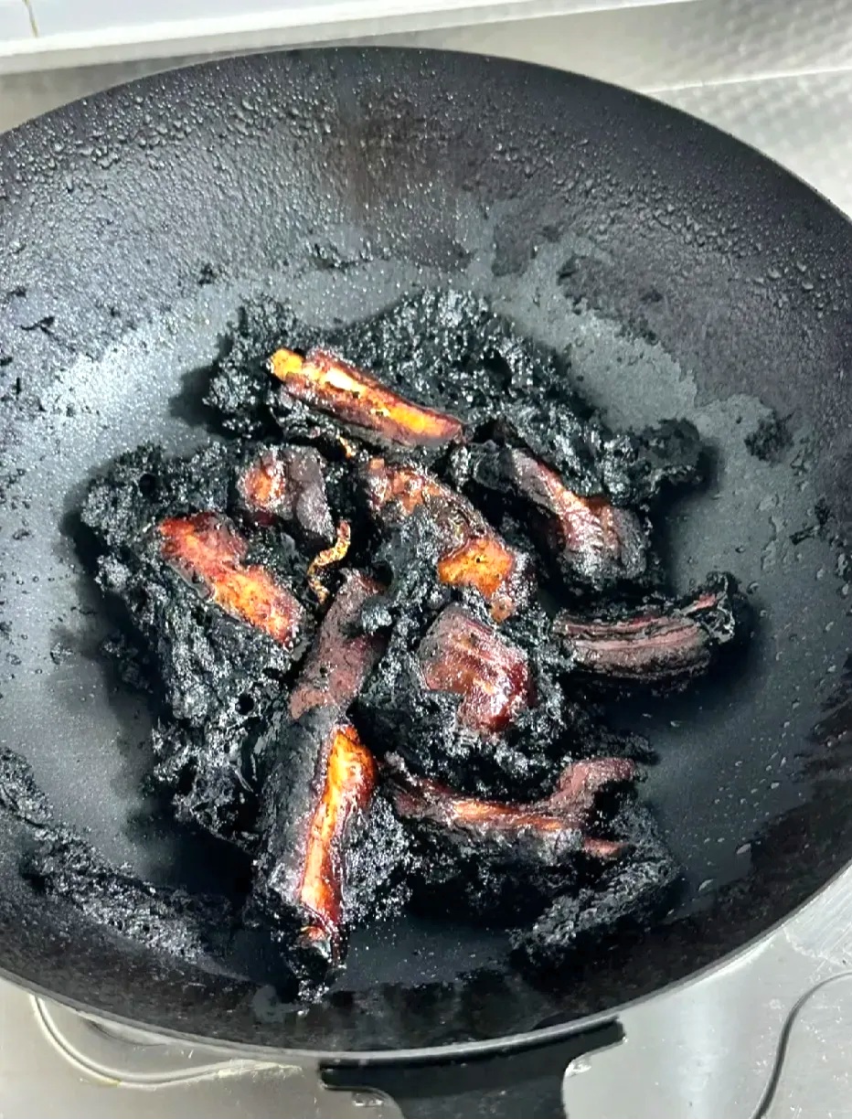 中午,我妈做红烧排骨不小心烧糊了,老公竟冲我妈吼道让她滚,我妈二话