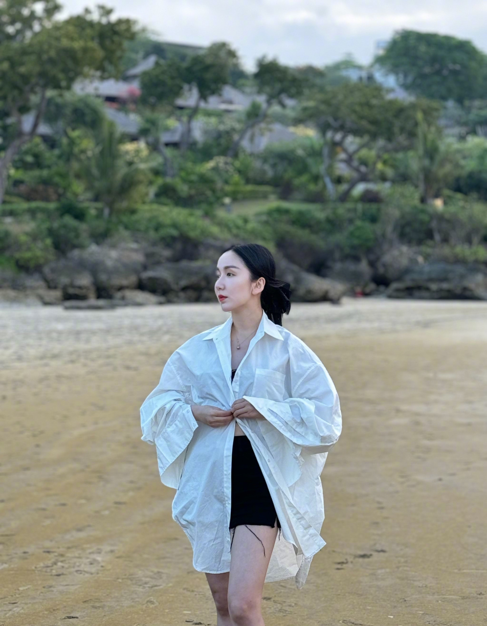 娄艺潇,黑色吊带搭配短裤,穿件白色大衬衫,海边小性感!