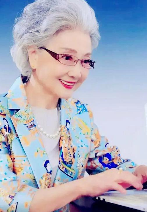多岁,却将日子过得丰厚多彩,爱时髦,爱美丽,比方92岁的神仙奶奶盛瑞玲