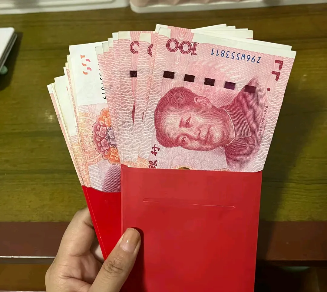 大姑姐女儿周岁宴,婆婆竟然嫌我们给的1000红包太少,逼我们跟小叔子一