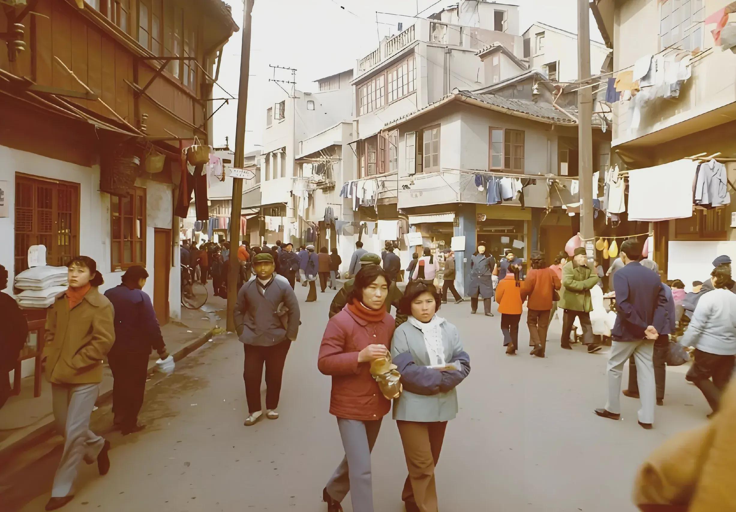 接下来就让我们通过一组老照片来一同回味八十年代的上海,感受那些