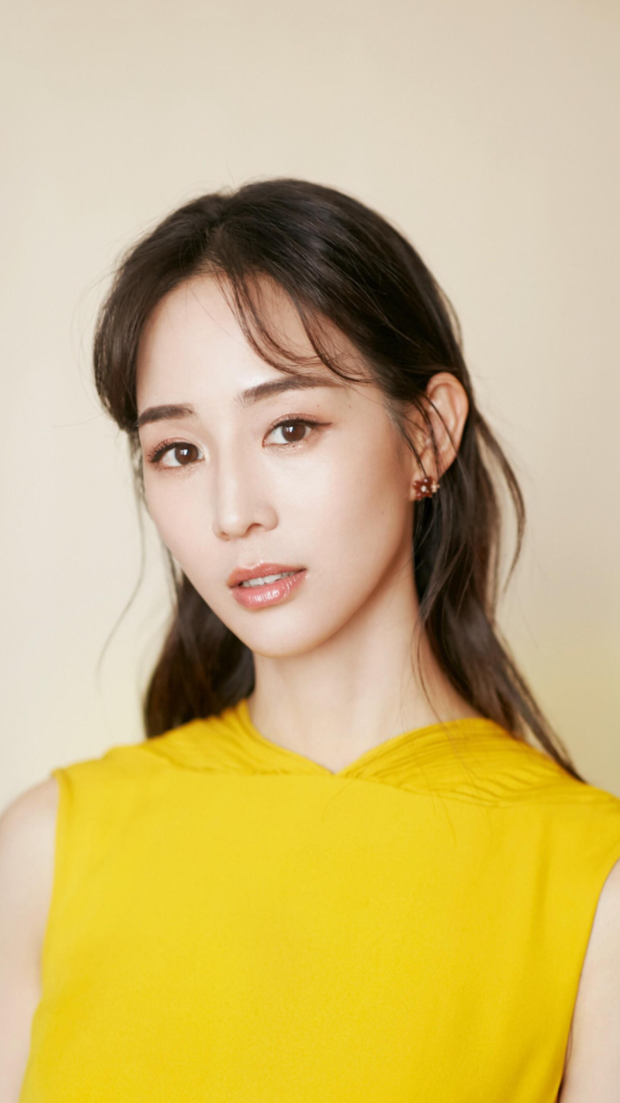 不靠炒作全凭实力,42岁张钧甯皮肤紧致,肤白貌美,从头美到脚!