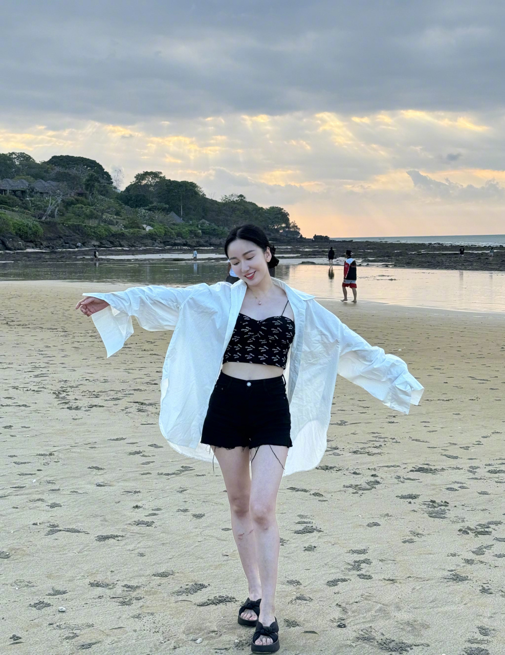 娄艺潇,黑色吊带搭配短裤,穿件白色大衬衫,海边小性感!