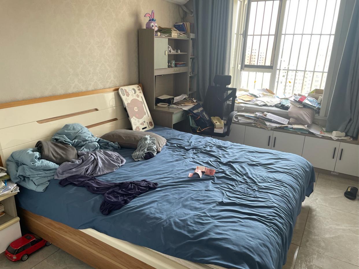 各位友友们,我想问一下男孩子的房间都是这么乱的吗?