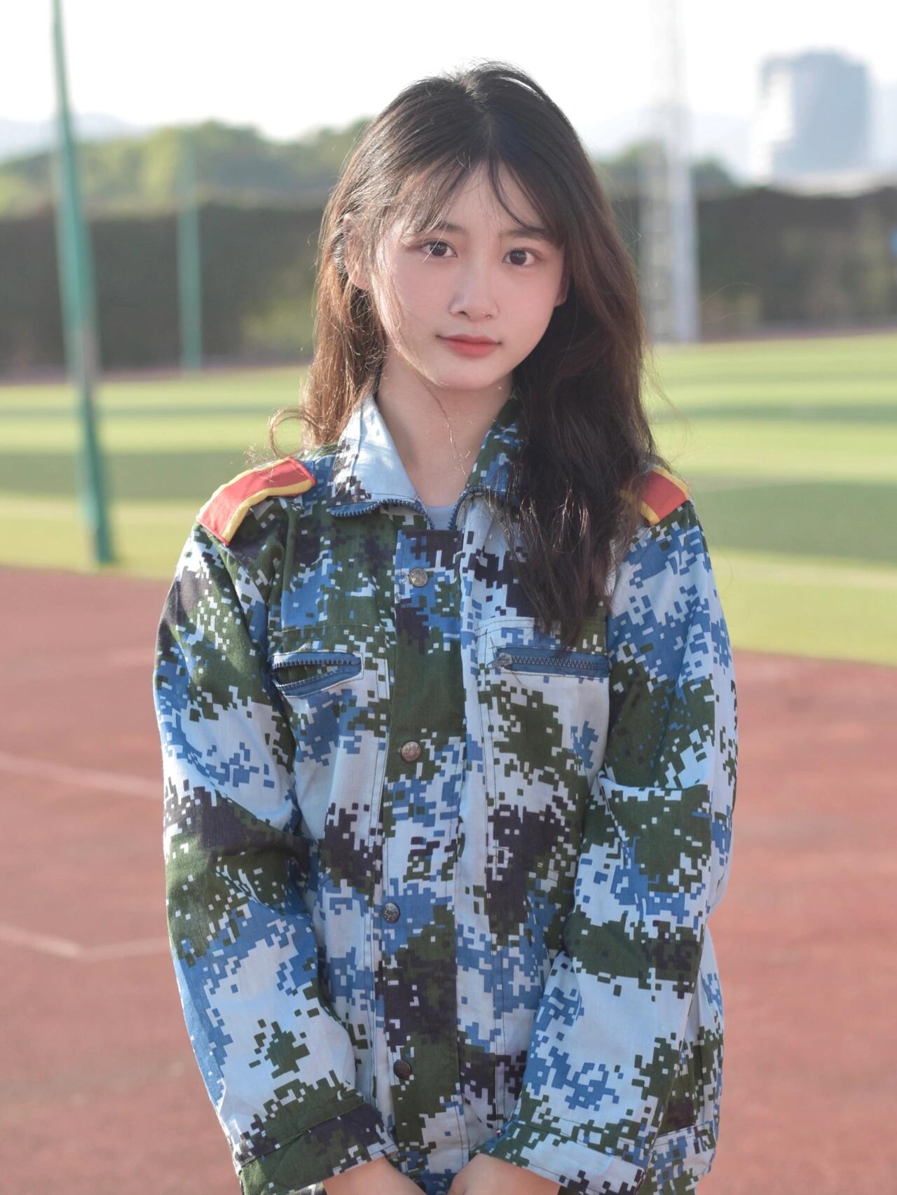 她的美是一种不经修饰的自然美,清新又纯净,仿佛晨曦宁都中学校花