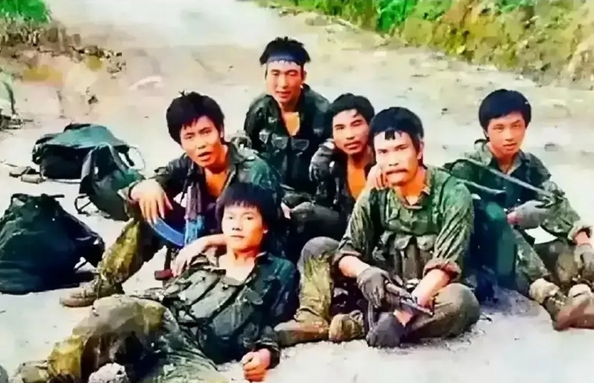 老山前线,六位英勇无畏的战士凯旋归来后的珍贵合影