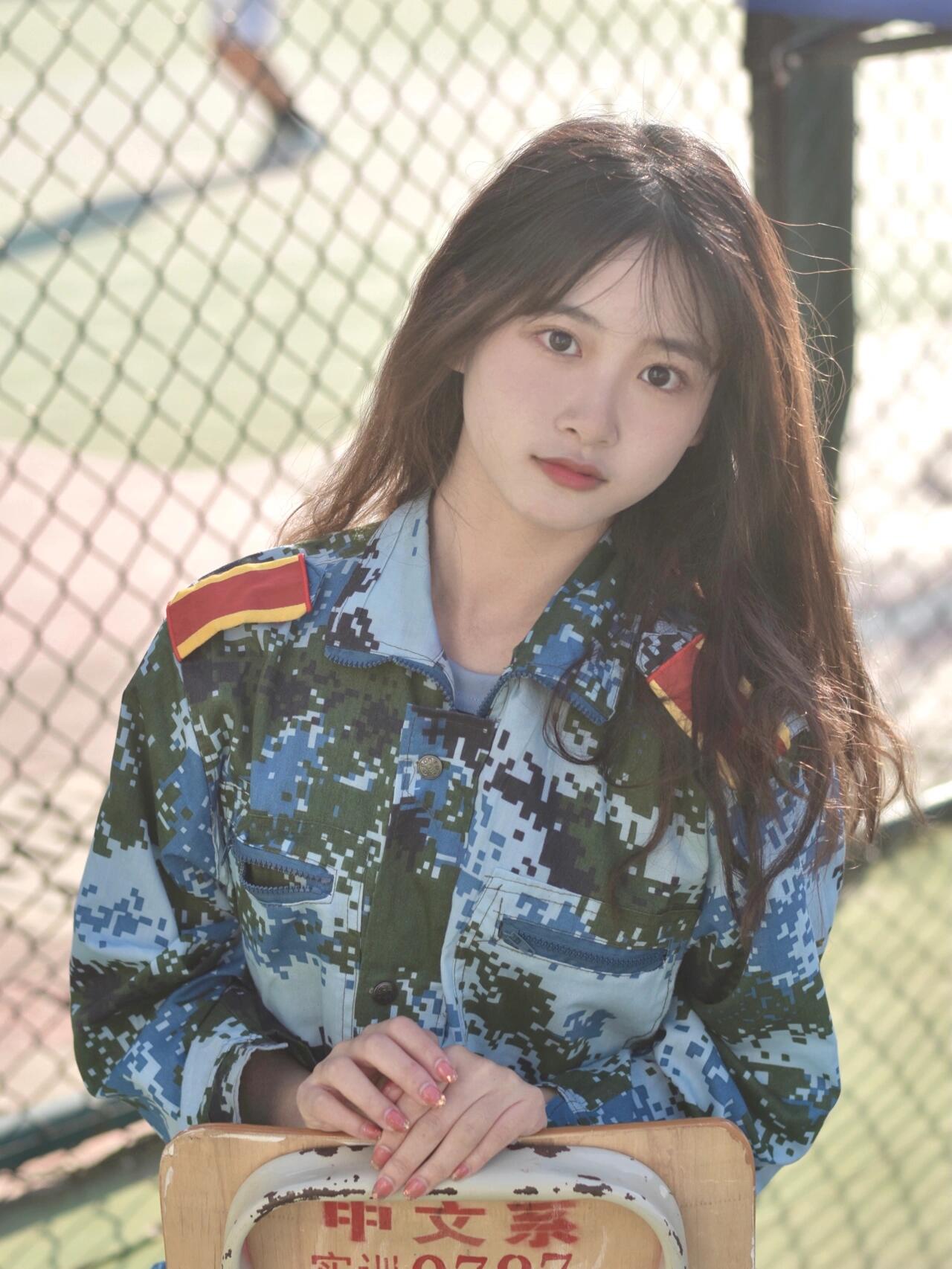 她的美是一种不经修饰的自然美,清新又纯净,仿佛晨曦朱店中学校花军校