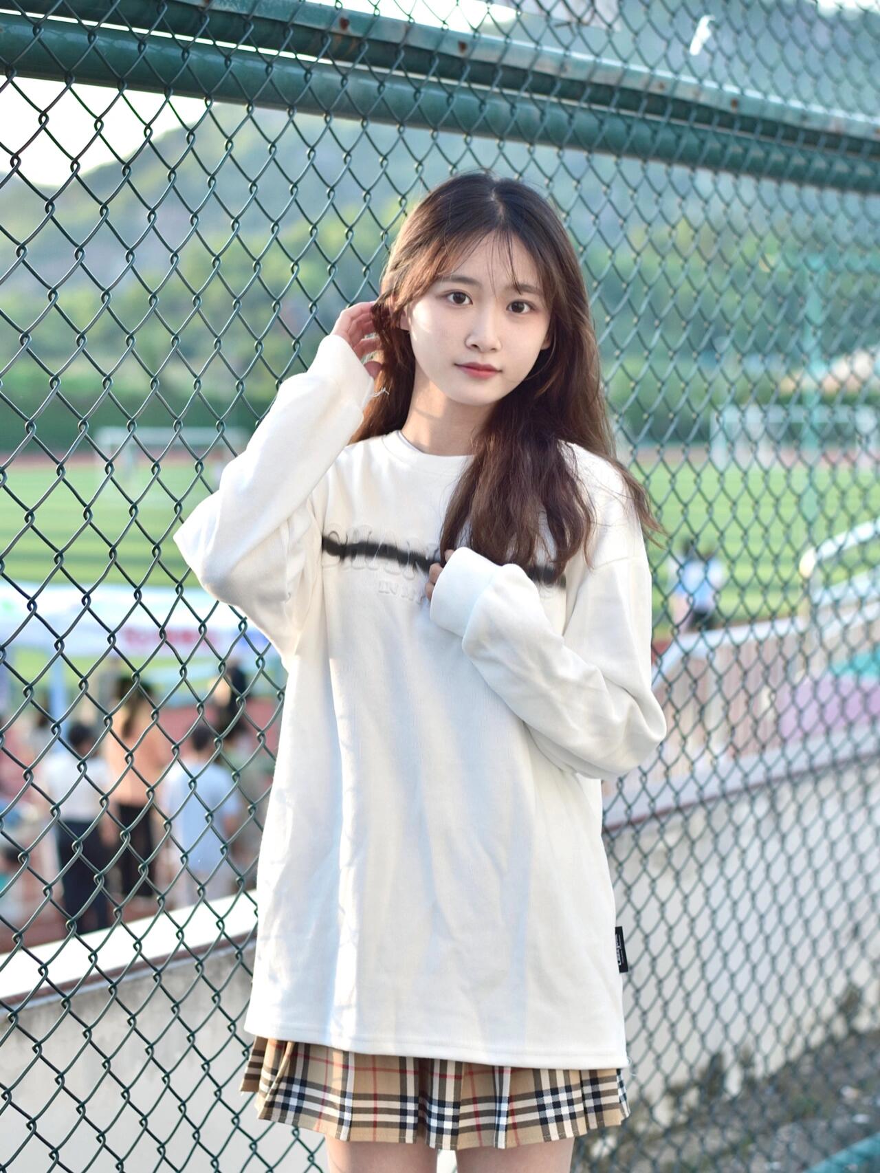 整个人站在阳光下,散发出一种淡雅的美,仿佛一