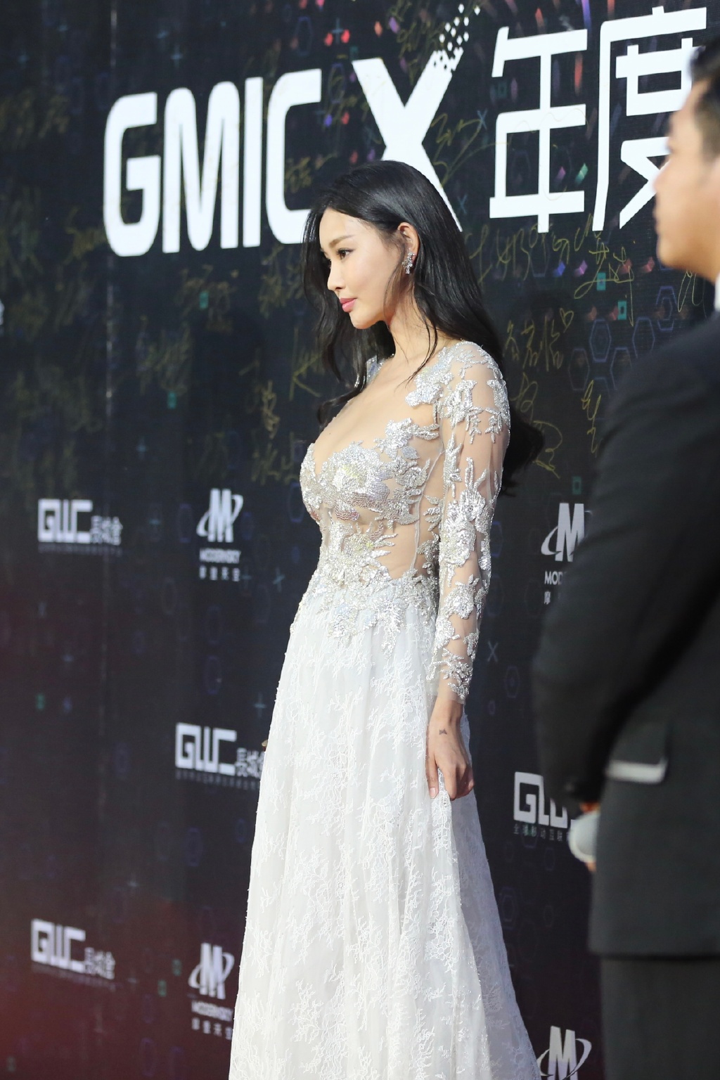 童菲gmic x年度盛典红毯,火力全开!