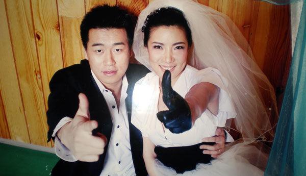 那年,北京奥运会上,26岁的杜丽夺冠后对师弟庞伟说:"你向我求婚吧,我