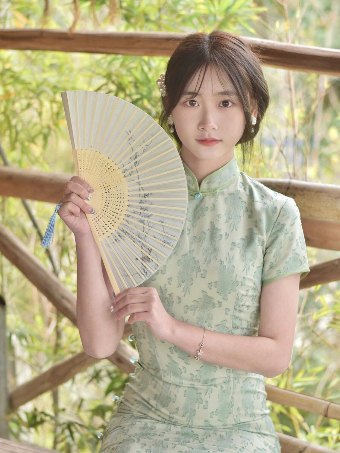 纤细的手指轻抚古筝,仿佛将人带入了古典的拿扇子的手势诗意淡雅的