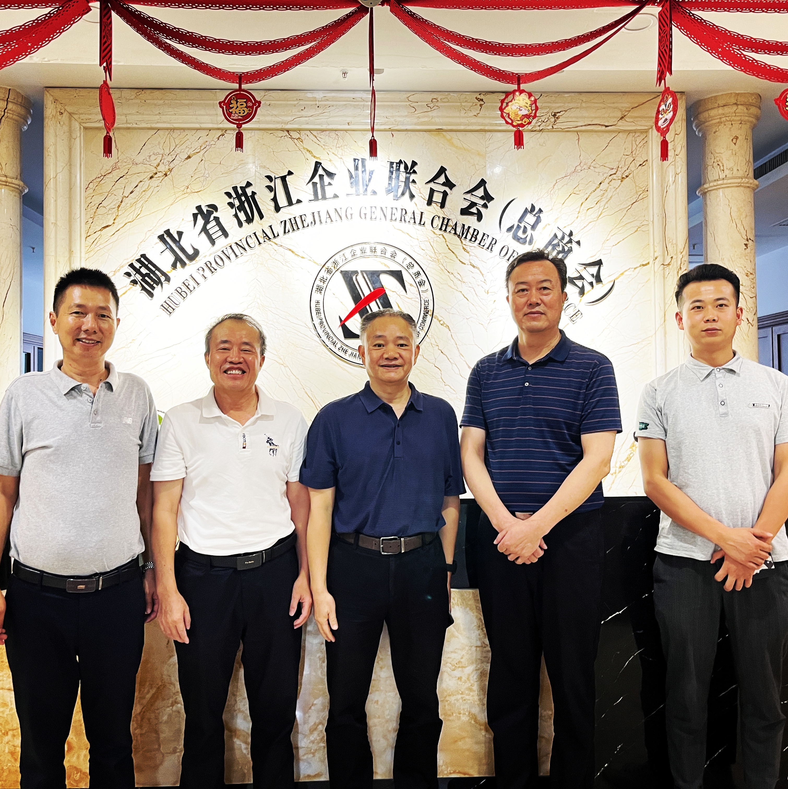 他,夏飞,一个即将创造世界神话的传奇人物