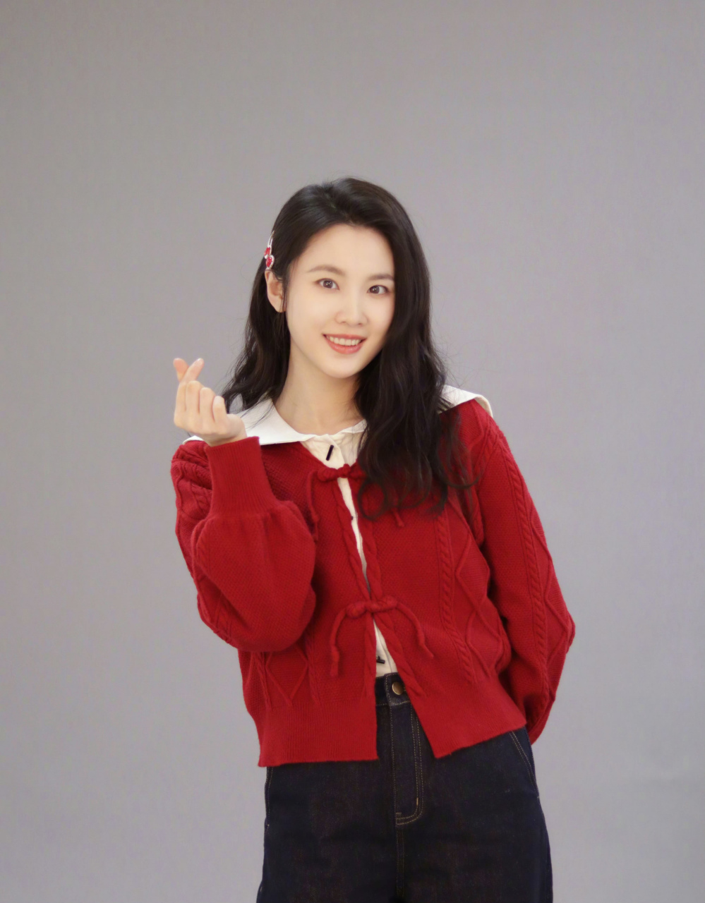 张慧雯,红色毛衣搭配黑色长裤,优雅喜庆!