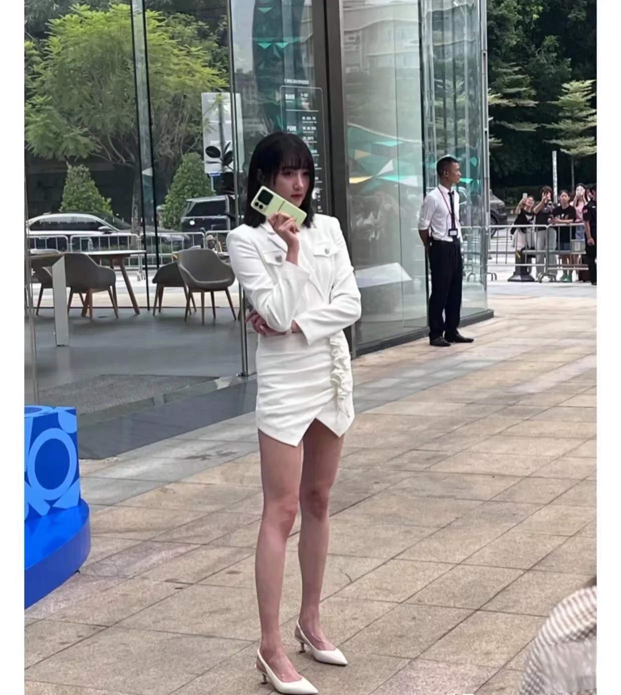 关晓彤美的吓人看这街拍照片无美颜无滤镜都能扛住镜头太好看了吧