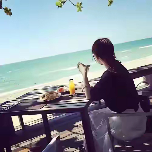 也不在自己一个人看海背影女图片一个人的世界图片一个人图片背影一个