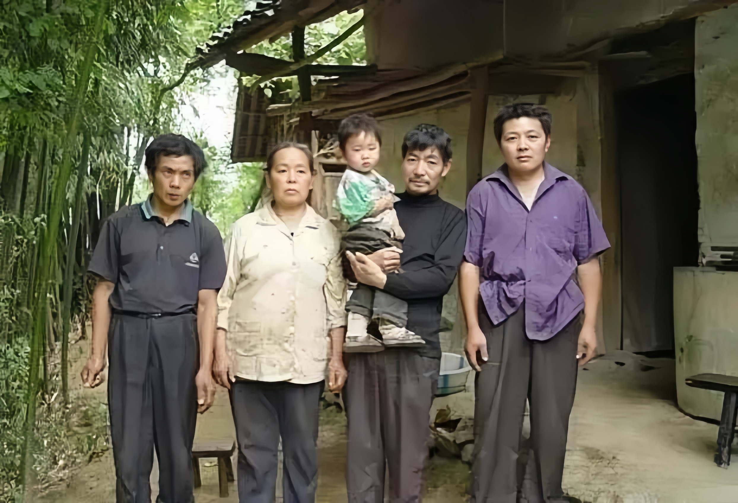 男知青叫张志远,18岁时从城里来到南江,孤独无助的他,受到了农民佘