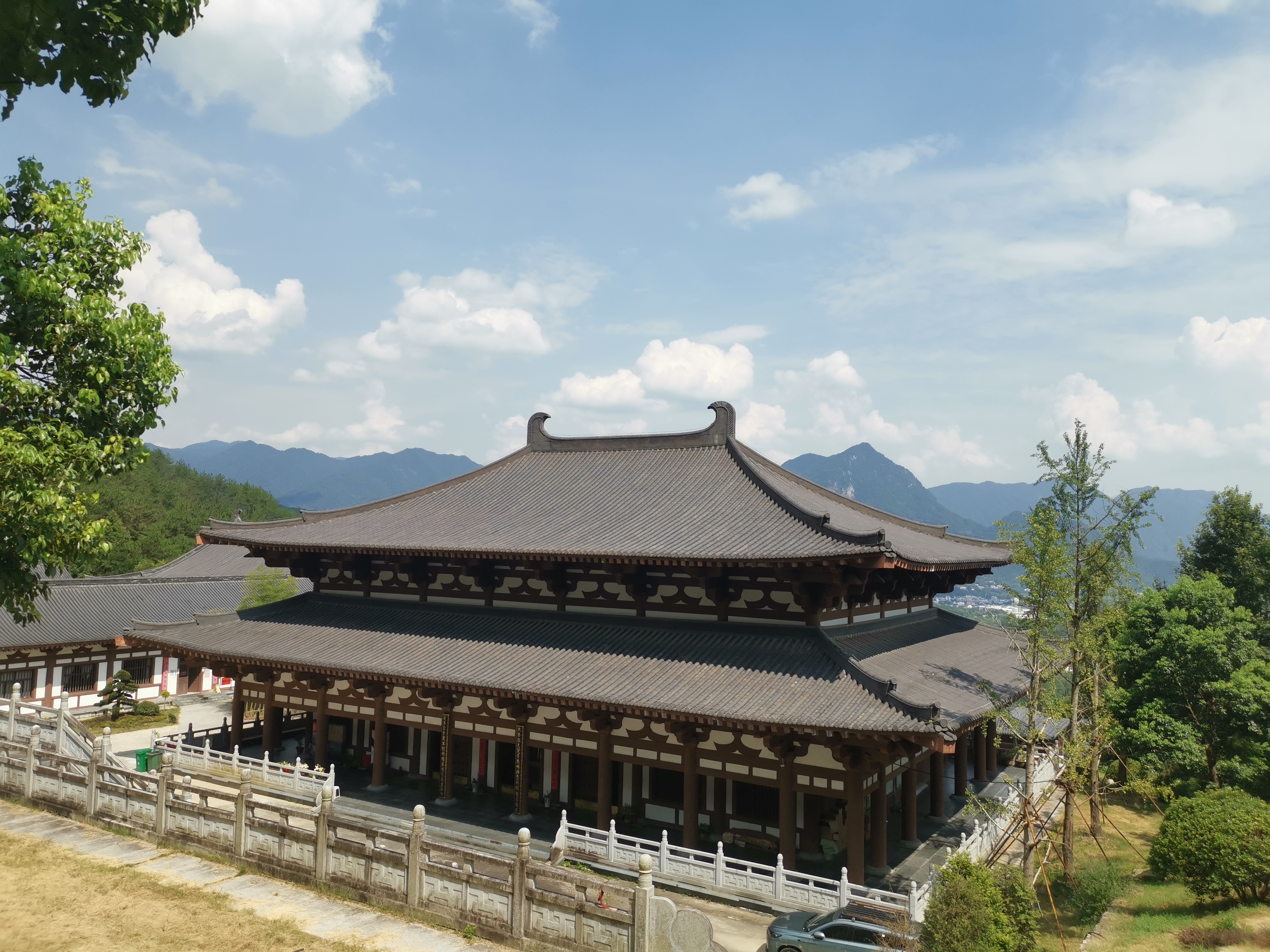 骑行安庆岳西司空山,有寺庙,是二祖的道场,建筑气派雄伟,在阴凉处美美