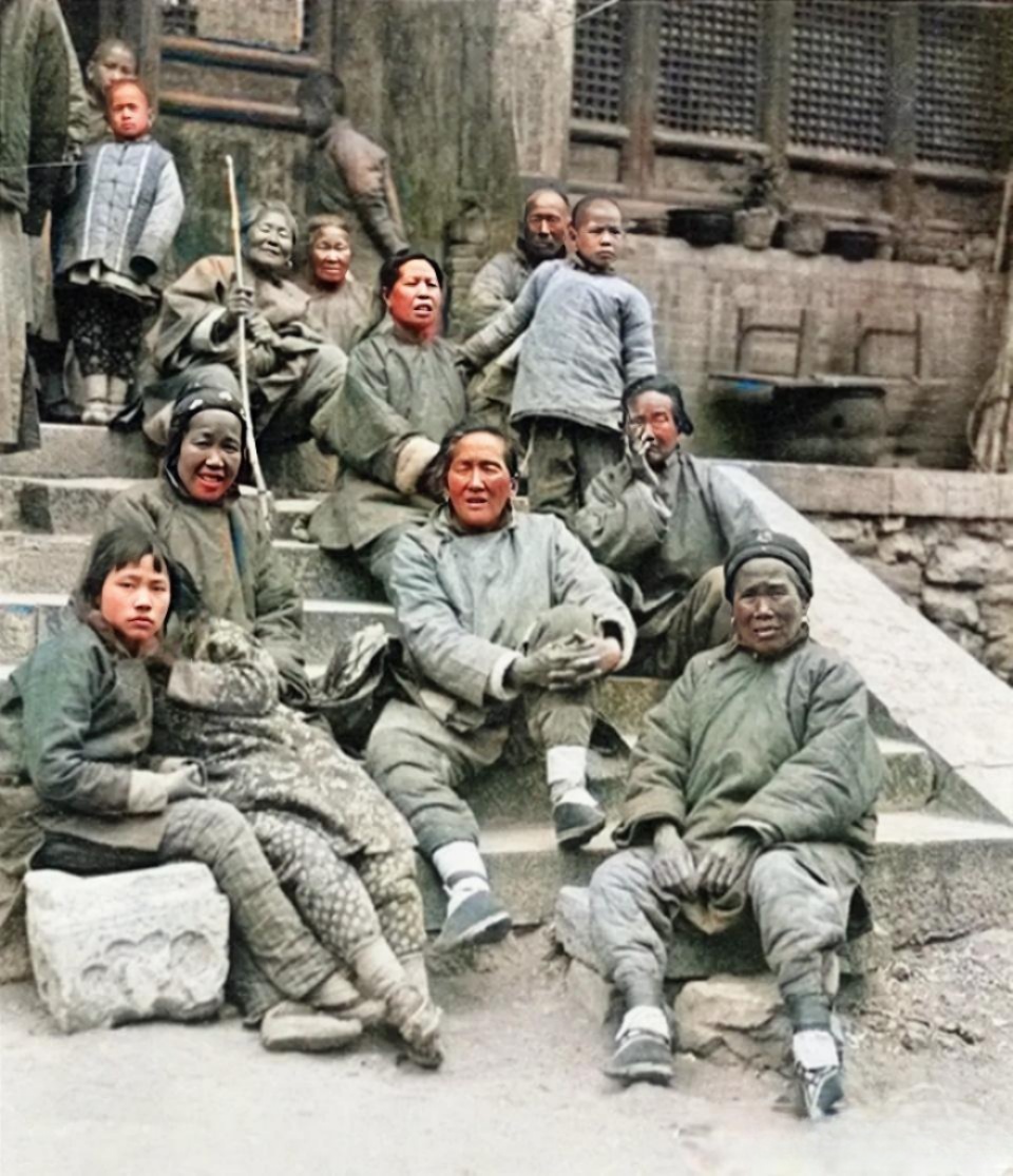 图为1919年,一群小脚老太太,带着孙子孙女登上泰山顶,来到碧霞祠为