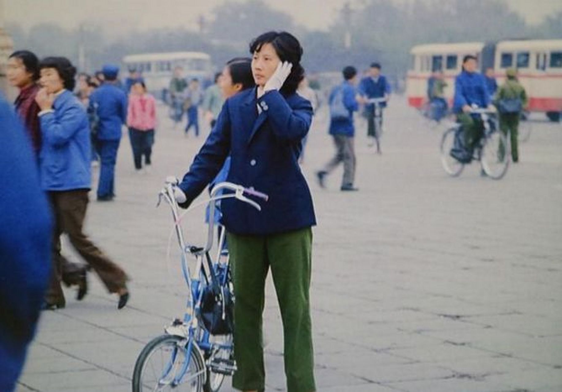 她上身穿着一件小西装,脚下是一双皮鞋,这种装扮在80年代是最为时尚的