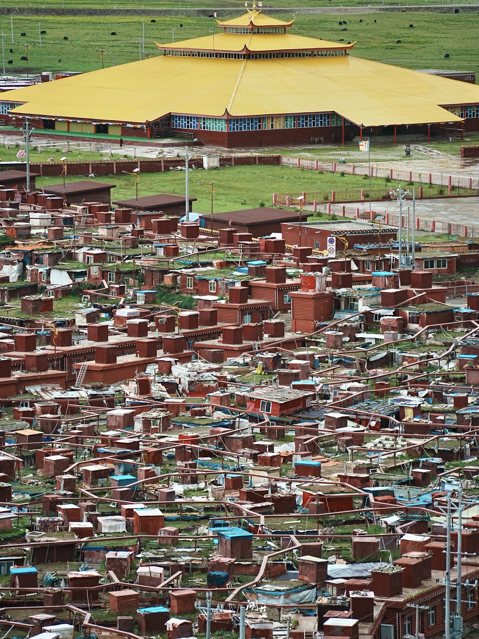 在四川甘孜州白玉县,有一个世界上最大的女性修行地——亚青寺.