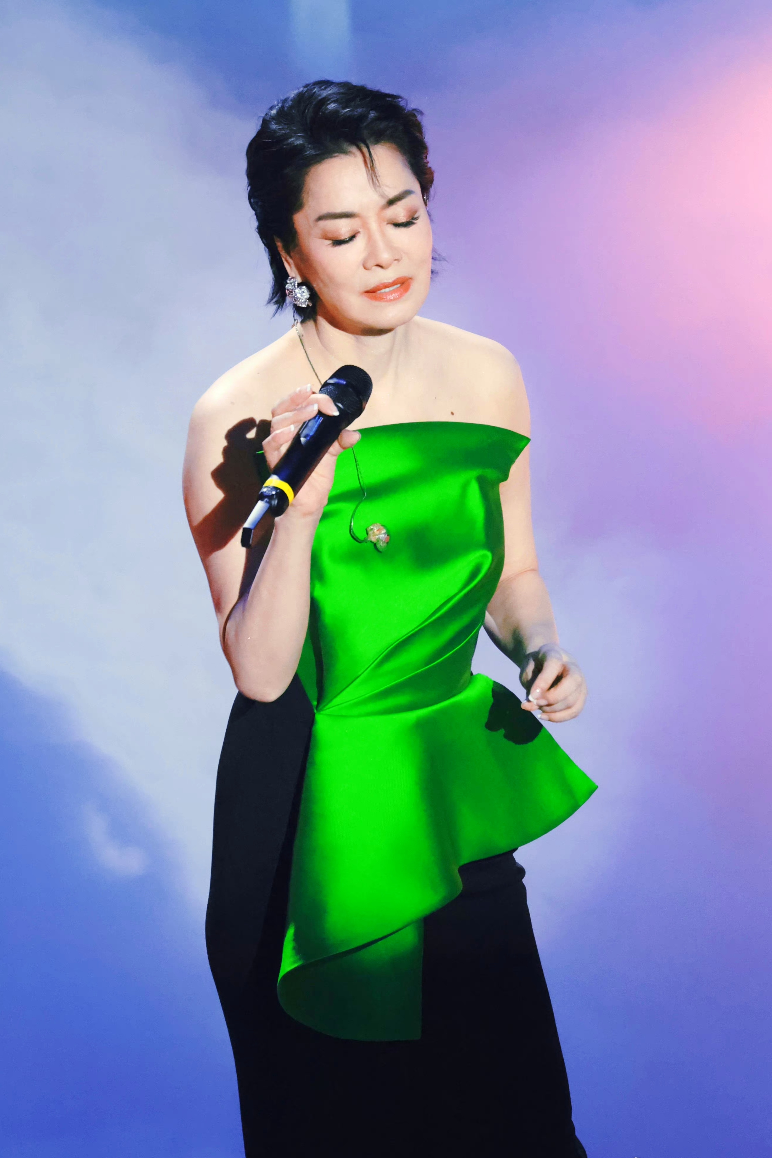 六十一岁的毛阿敏参加活动,依然光鲜亮丽,光彩照人!