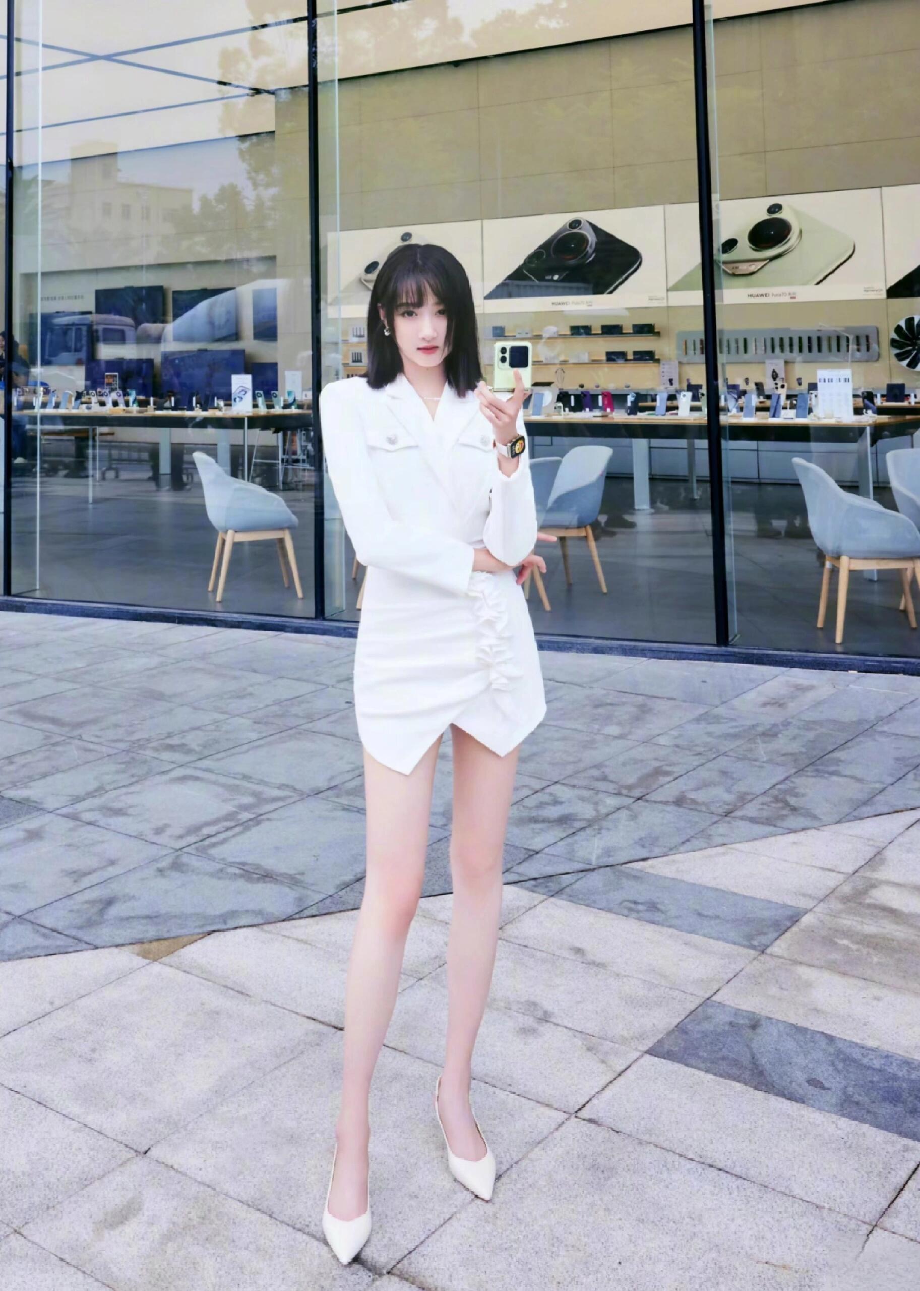 关晓彤一袭白色包臀裙惊艳众人,长腿吸睛