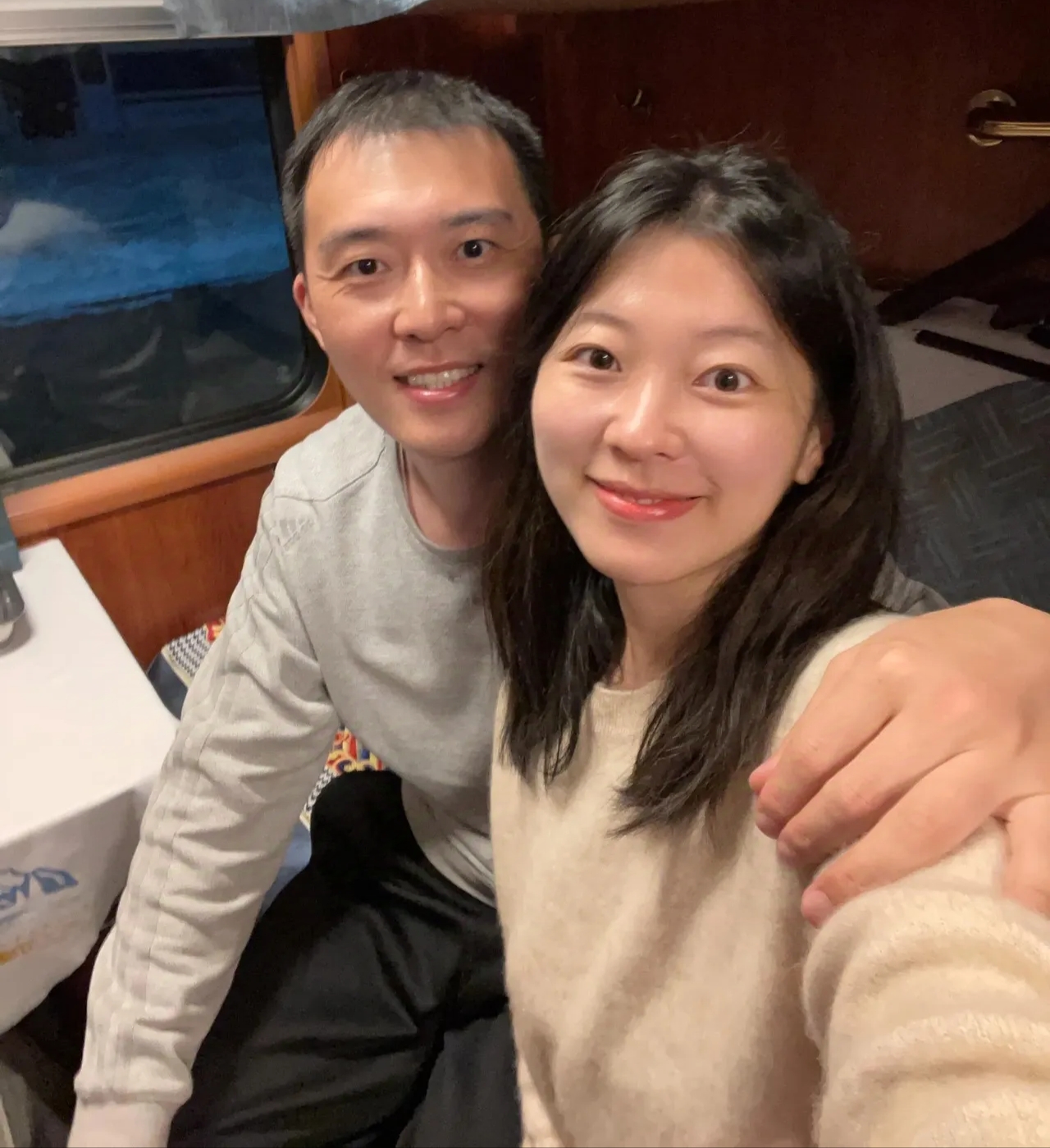 后来有一天公司发工资了,手机收到钱进帐的短信,被老婆看到了,原本