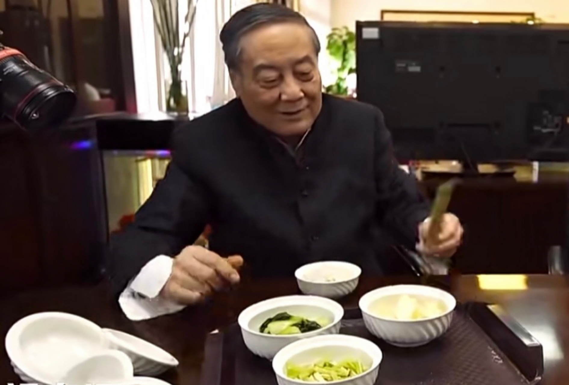 宗庆后真是忙呀!吃饭的时间都没有,三个素菜端到办公室吃.